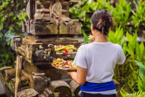 balinese-woman-makes-offering-gods_247622-26468